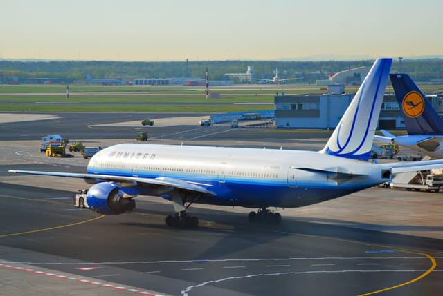 N769UA - Twin-engine aircraft