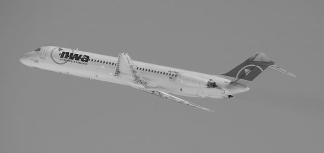 N677MC - Douglas