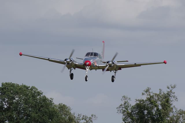 N3670B - Twin-engine aircraft