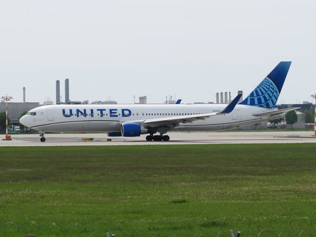 N649UA - Twin-engine aircraft