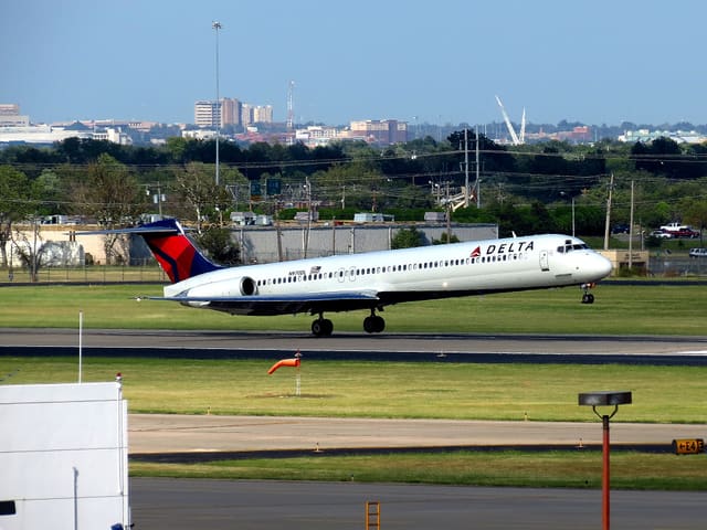 N970DL - Twin-engine aircraft
