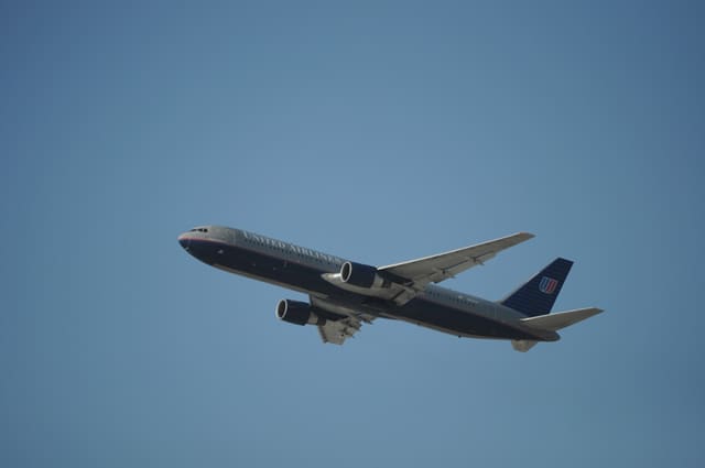 N673UA - Twin-engine aircraft