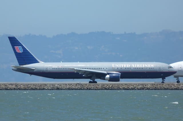 N670UA - Twin-engine aircraft