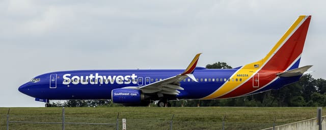 N8625A - Twin-engine aircraft