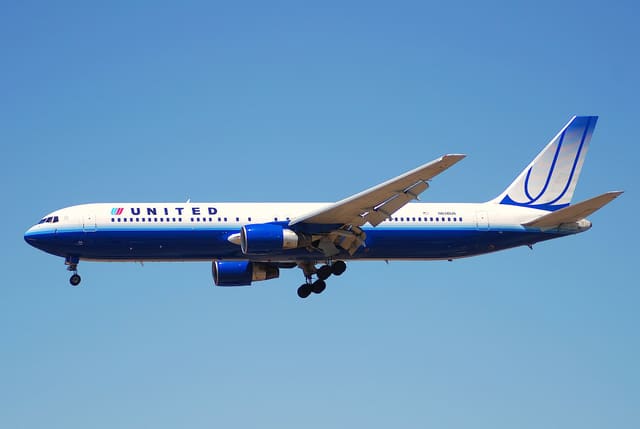 N656UA - Twin-engine aircraft