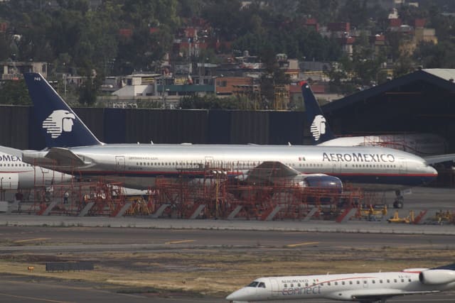 N745AM - Twin-engine aircraft