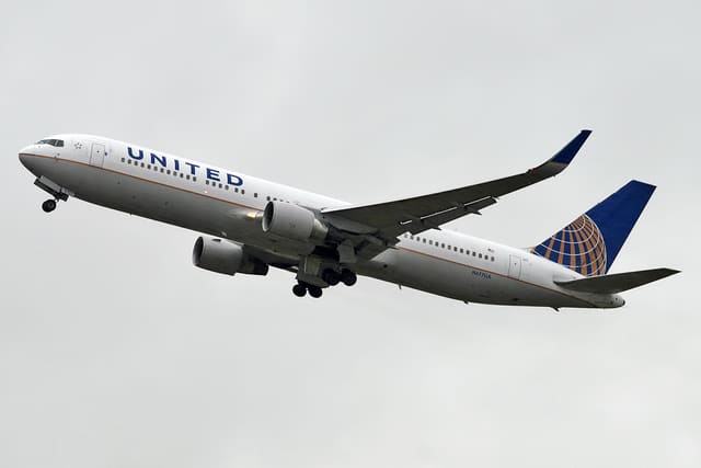 N677UA - Twin-engine aircraft