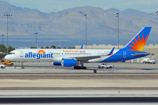 N902NV - Twin-engine aircraft