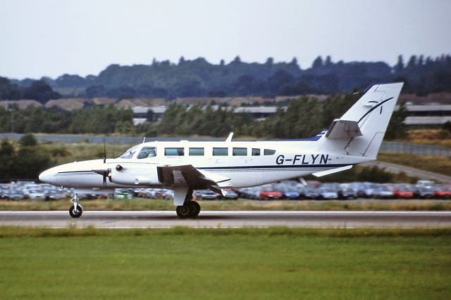 G-FLYN - Twin-engine aircraft