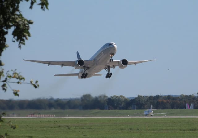 N784UA - Twin-engine aircraft