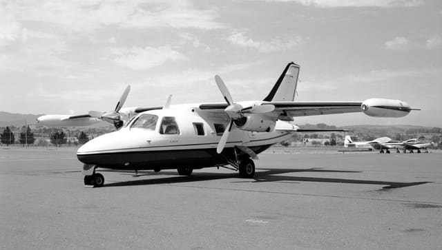 N879Q - Twin-engine aircraft
