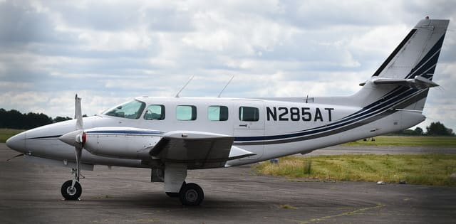 N285AT - Twin-engine aircraft
