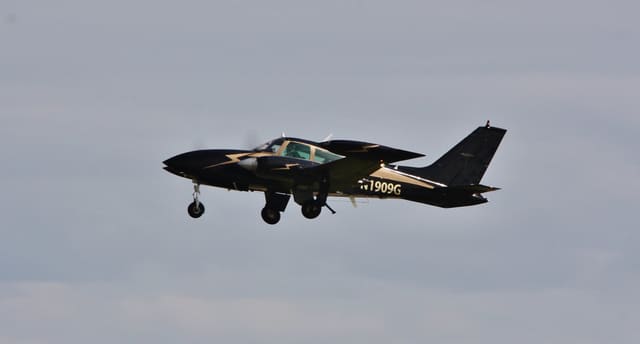 N1909G - Twin-engine aircraft
