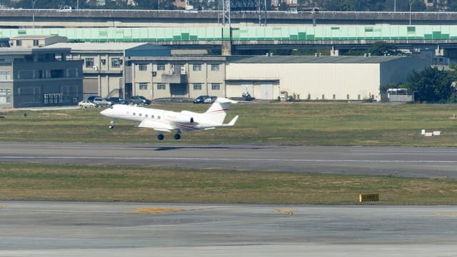 N666ZW - Business jet