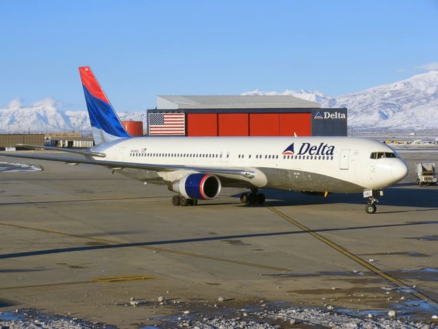 N138DL - Twin-engine aircraft