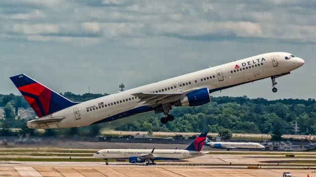 N696DL - Boeing