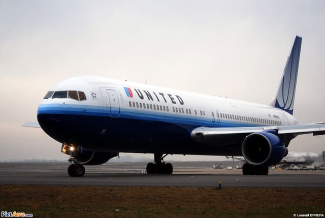 N660UA - Twin-engine aircraft