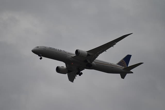 N13954 - Twin-engine aircraft