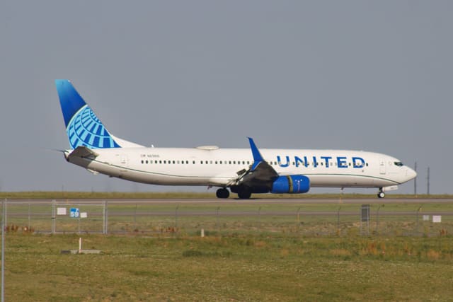 N69816 - Twin-engine aircraft
