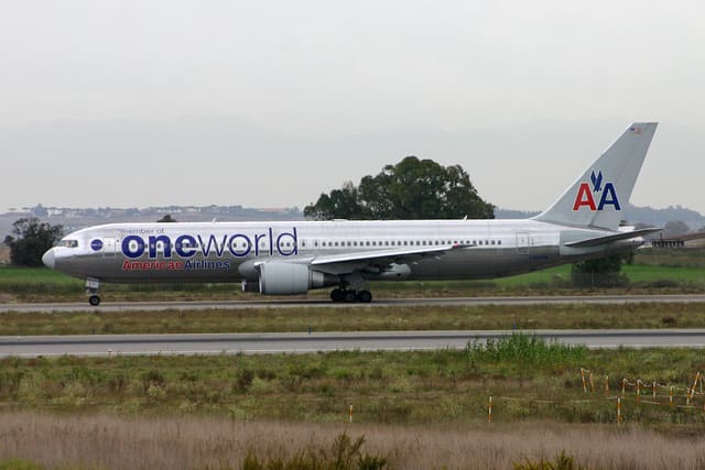 N395AN - Twin-engine aircraft