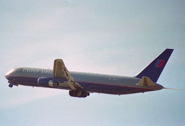 N657UA - Twin-engine aircraft