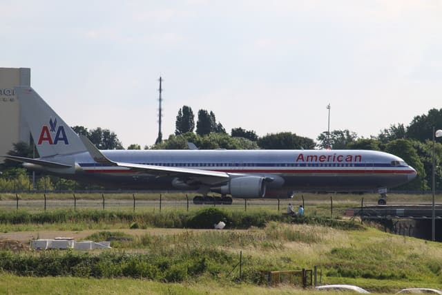 N389AA - Twin-engine aircraft
