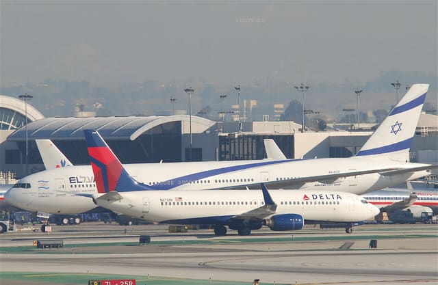 N3738B - Twin-engine aircraft