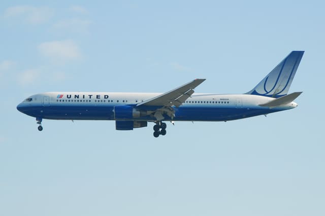 N660UA - Twin-engine aircraft