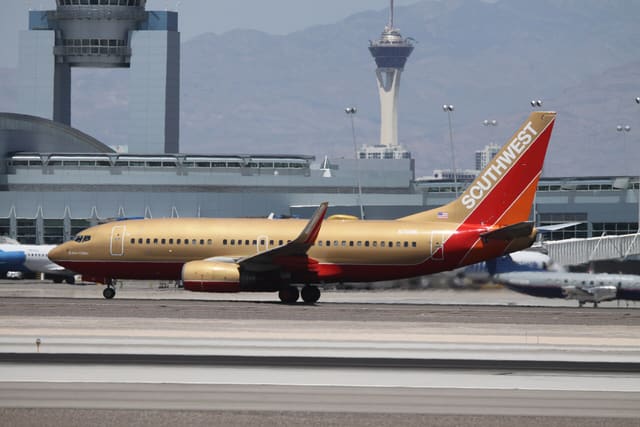 N711HK - Twin-engine aircraft