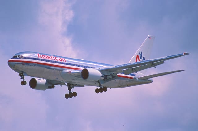 N322AA - Twin-engine aircraft