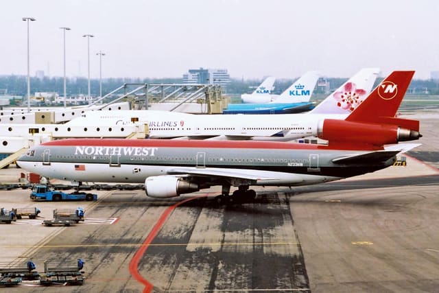 N233NW - Douglas