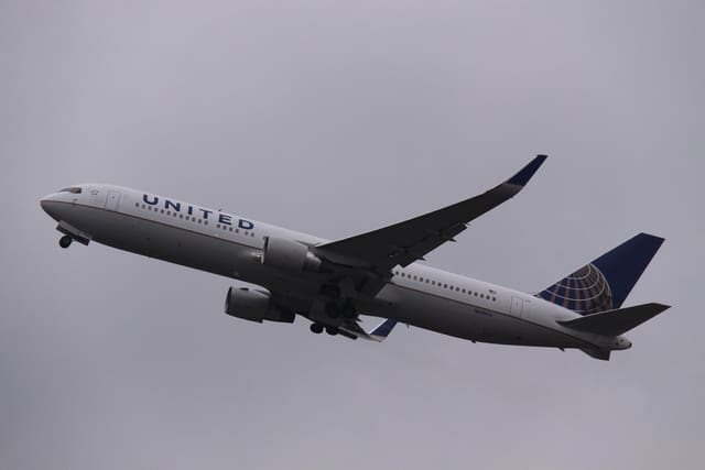 N670UA - Twin-engine aircraft