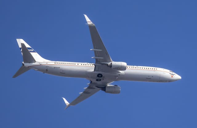 N75435 - Twin-engine aircraft