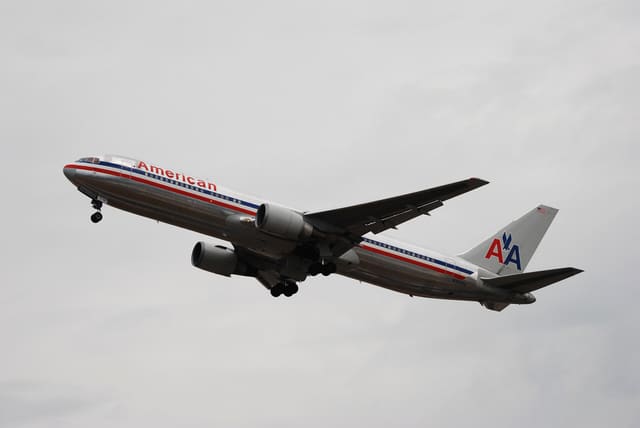N362AA - Twin-engine aircraft