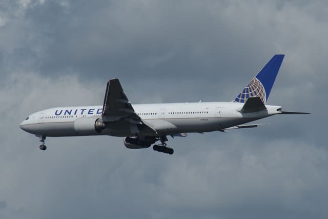 N793UA - Twin-engine aircraft