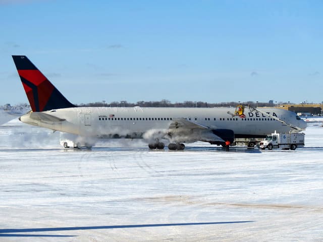 N129DL - Twin-engine aircraft