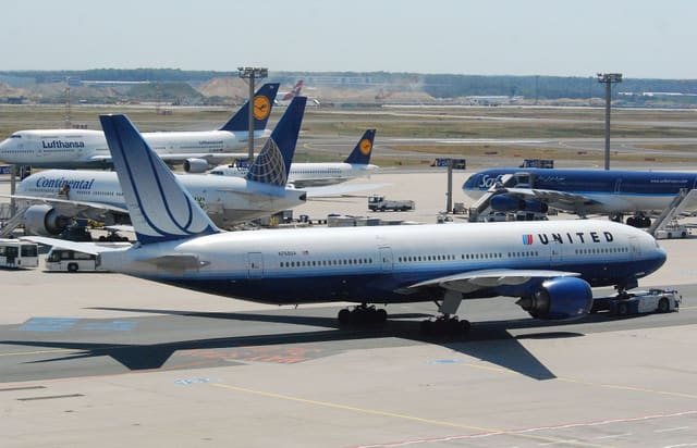 N768UA - Twin-engine aircraft