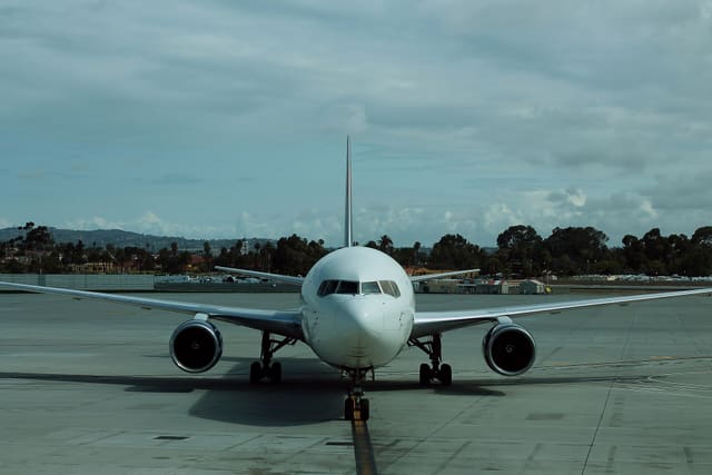 N138DL - Twin-engine aircraft