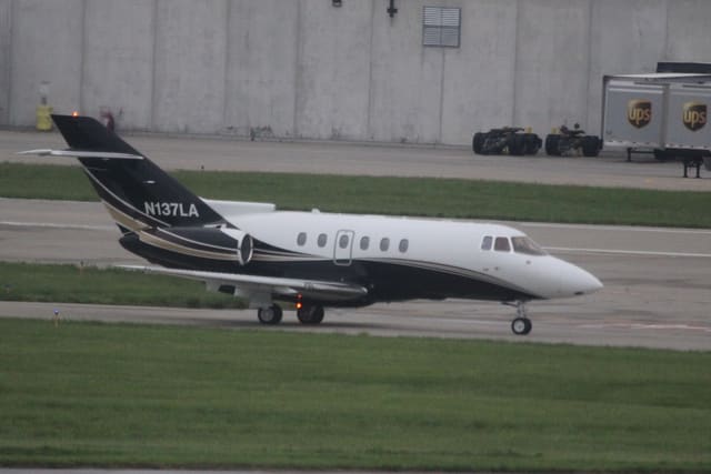 N137LA - Business jet
