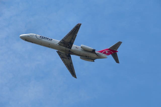 N9343 - Twin-engine aircraft