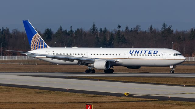 N67058 - Twin-engine aircraft