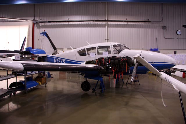 N33ZS - Twin-engine aircraft