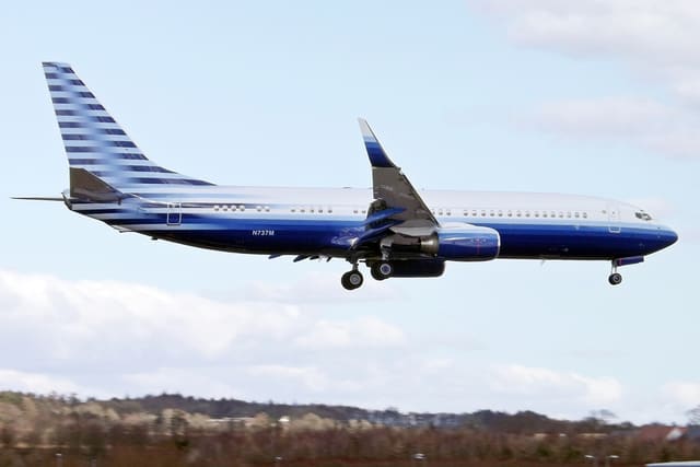 N737M - Twin-engine aircraft