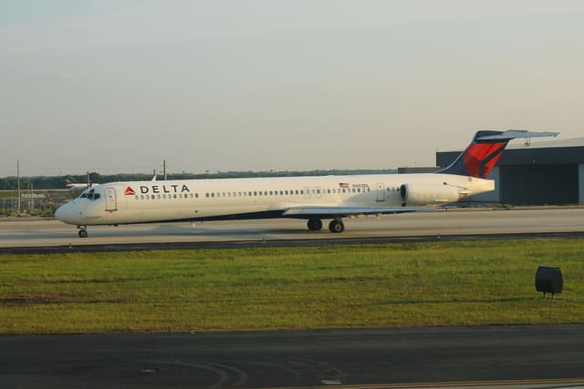 N983DL - Twin-engine aircraft