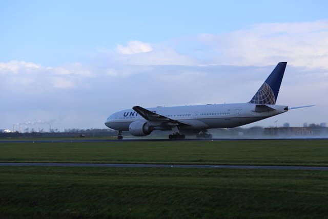 N57016 - Twin-engine aircraft