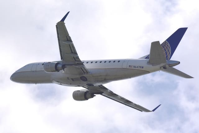 N647RW - Twin-engine aircraft
