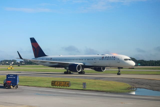 N6707A - Twin-engine aircraft