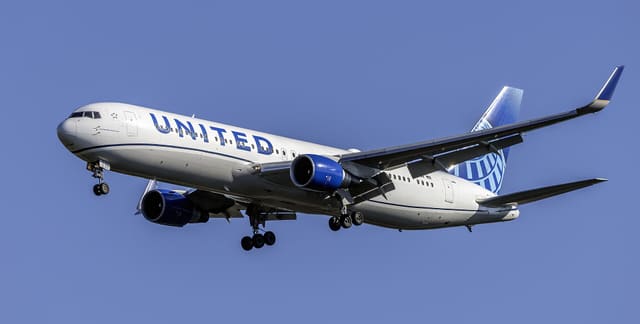 N676UA - Twin-engine aircraft