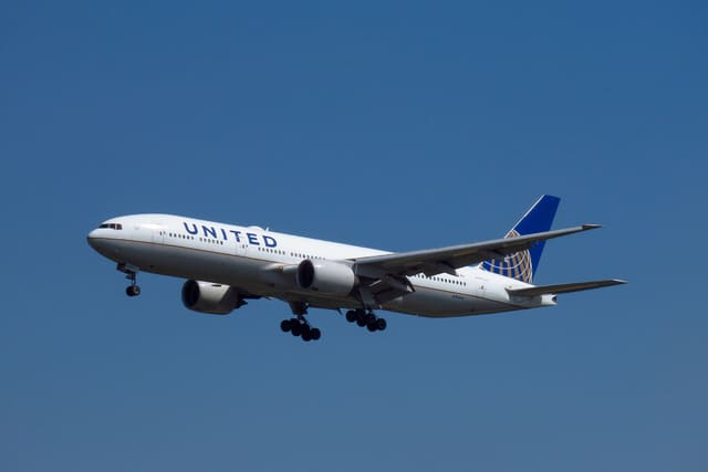 N782UA - Twin-engine aircraft