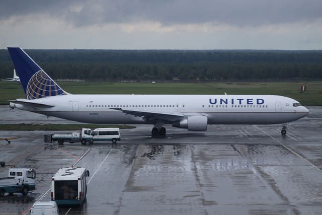 N656UA - Twin-engine aircraft